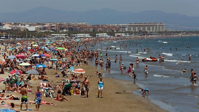 La ola de calor llena las playas de Valencia y deja temperaturas de cuarenta grados