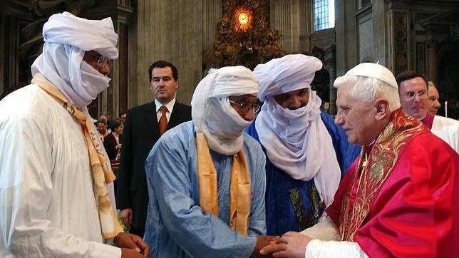 Un grupo de tuaregs saluda a Benedicto XVI