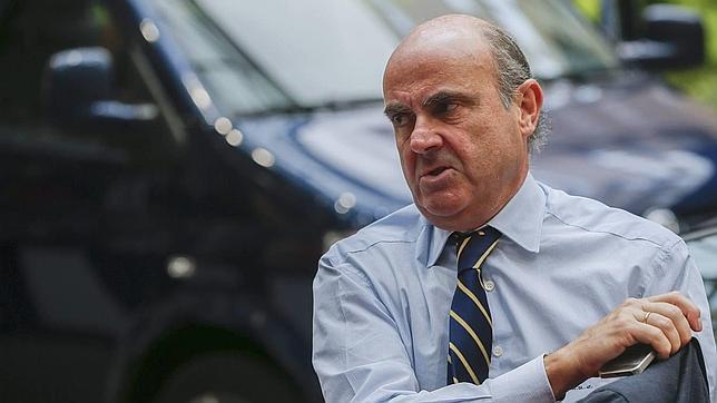 De Guindos: «Estoy convencido de que Grecia va a seguir en la zona euro»