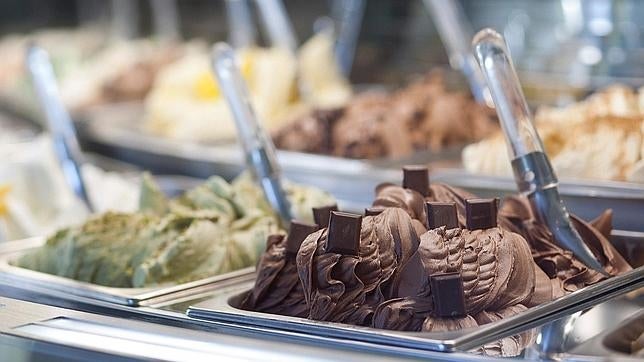 Un helado de chocolate decora la heladería