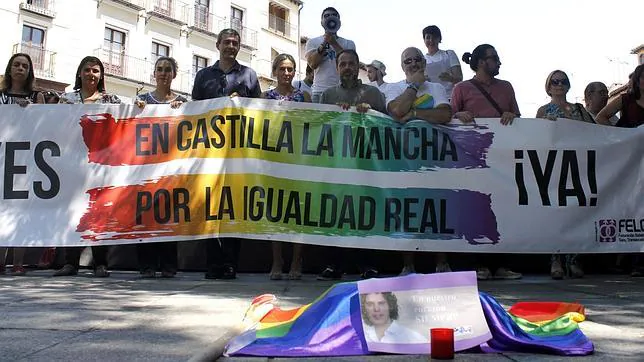 Tolón, Mateo y Gutiérrez encabezan la marcha por la igualdad en Toledo