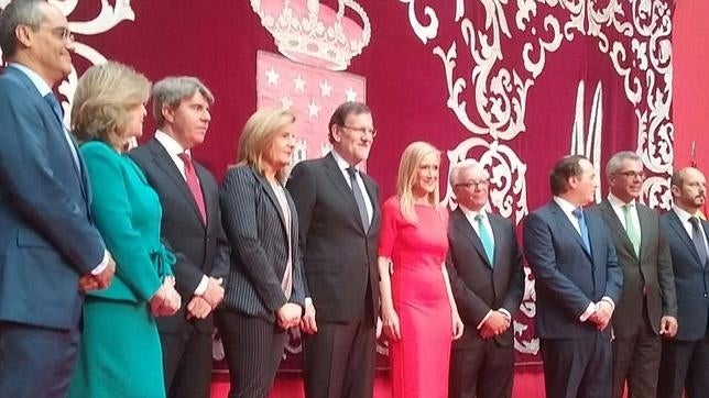 Rajoy se vuelca con Cifuentes en la toma de posesión de sus consejeros