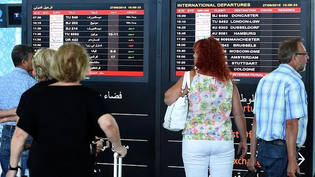 Un grupo de turistas preparados para abandonar Túnez, en el aeropuerto de la capital