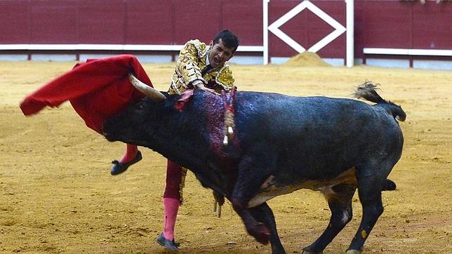 Cornada a Adame en el coso sin enfermería