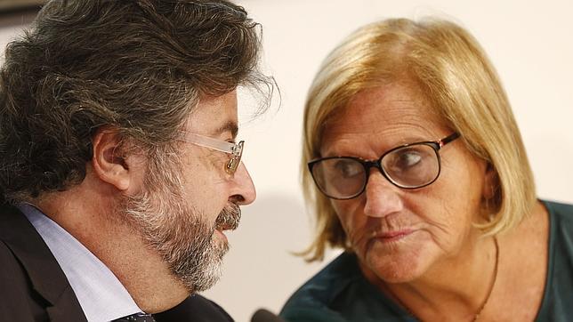 Núria de Gispert, junto a Antoni Castellà, también miembro del sector crítico de UDC