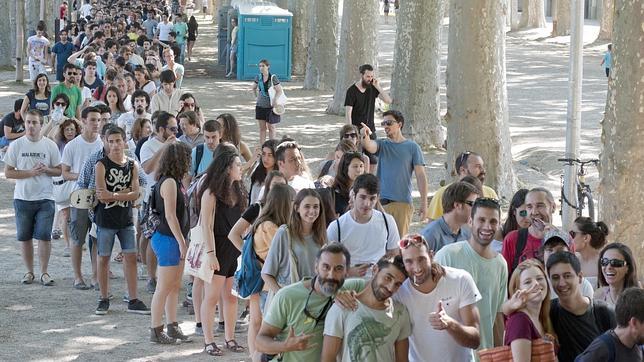 Largas colas en Gerona para participar en el casting de «Juego de Tronos»