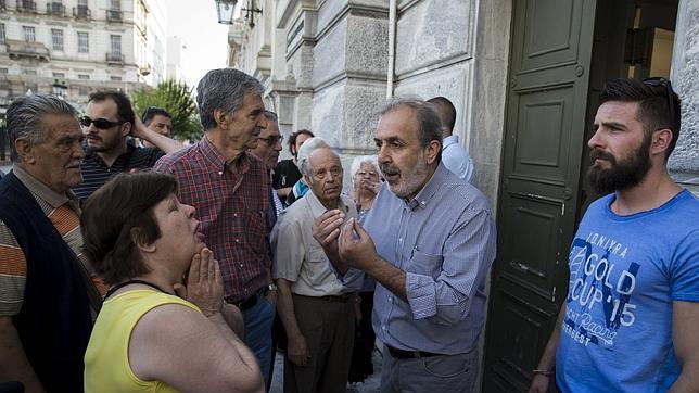 Ciudadanos griegos protestan ante la incapacidad de sacar el dinero de sus pensiones