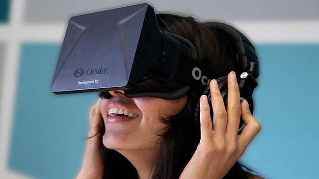 Una persona utiliza unas gafas de realidad virtual