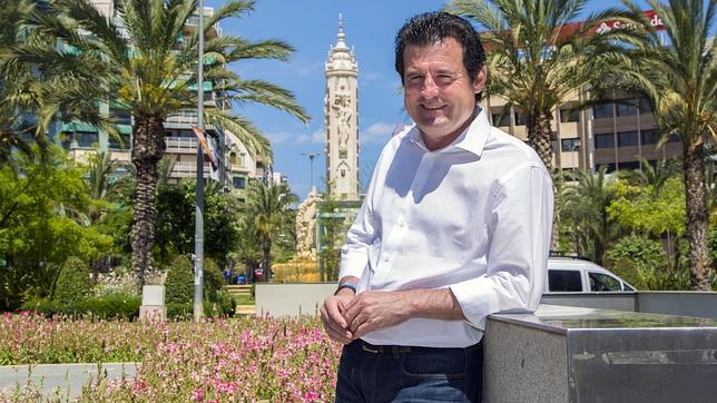 Císcar exige a Puig que sitúe a un alicantino al frente de la Agencia de Turismo