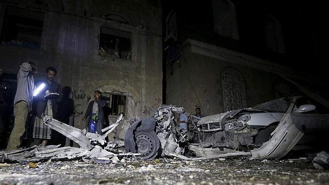 La policía analiza el lugar de los hechos en Saná, Yemen