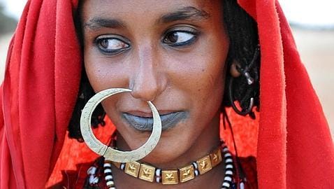 Mujer kababish (Kordofán Norte) con un zumam, aro de nariz.