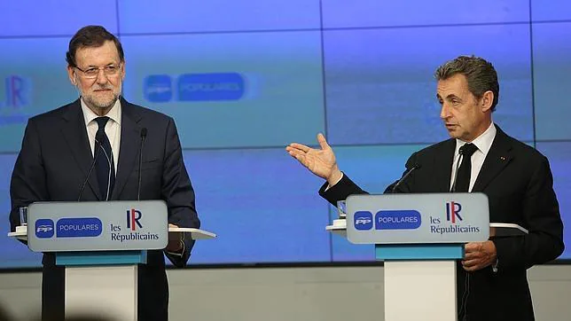 Mariano Rajoy y Nicolas Sarkozy, este lunes en la sede del PP nacional