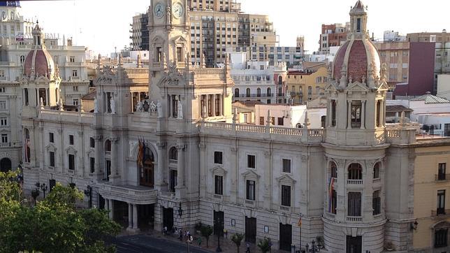 Joan Ribó deja las banderas del orgullo gay tres días después de la celebración