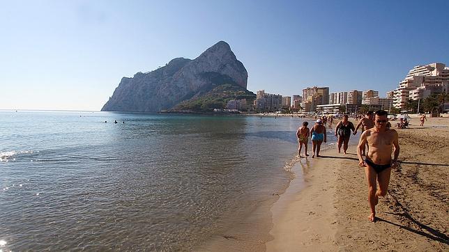 Playa de Calpe, con el peñón de Ifach de fondo