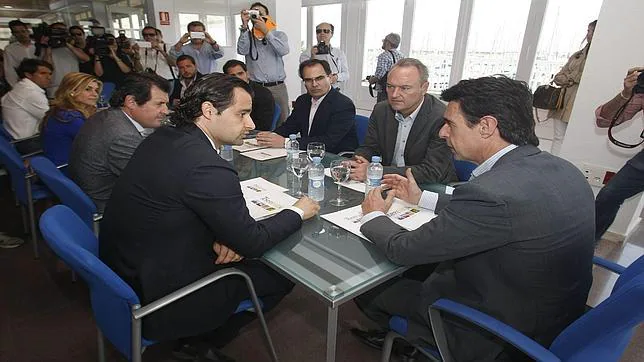 Imagen de archivo de Dolón con Fabra y el ministro Soria