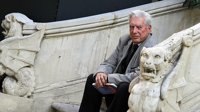 Los trajes de Mario Vargas Llosa se amontonan en la tintorería