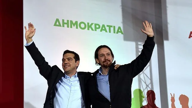 El primer ministro griego, Alexis Tsipras, junto al líder de Podemos Pablo Iglesias