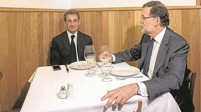 Mariano Rajoy y Nicolás Sarkozy, durante su comida en la Tasca Suprema