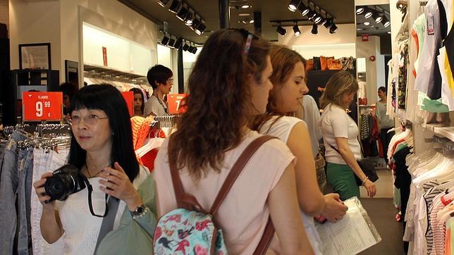 Varias clientas buscando ofertas en una tienda