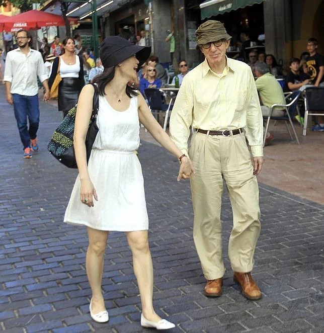 Woody Allen y su mujer, Soon-Yi, de la mano por las calles de Oviedo