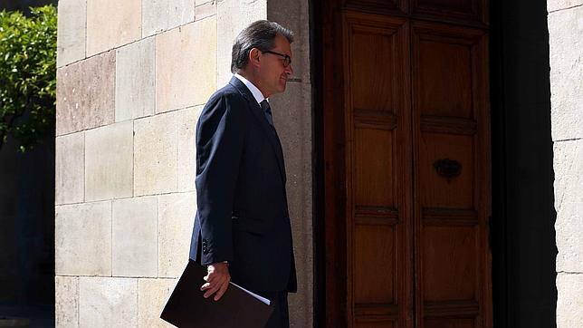 La irrupción del embajador español que desbarató los planes de Mas en Bruselas