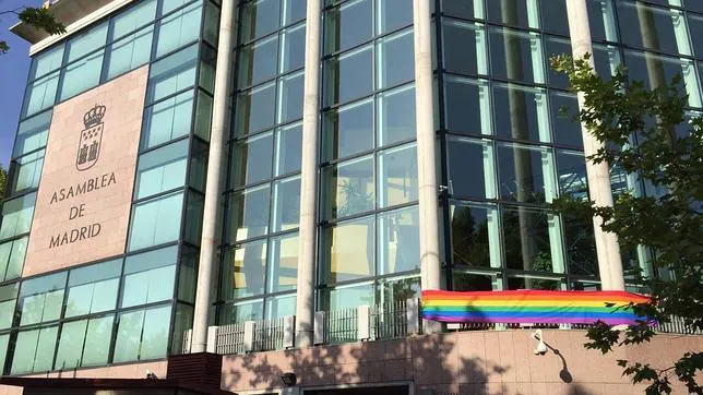 La bandera del Orgullo gay luce en la Asamblea de Madrid