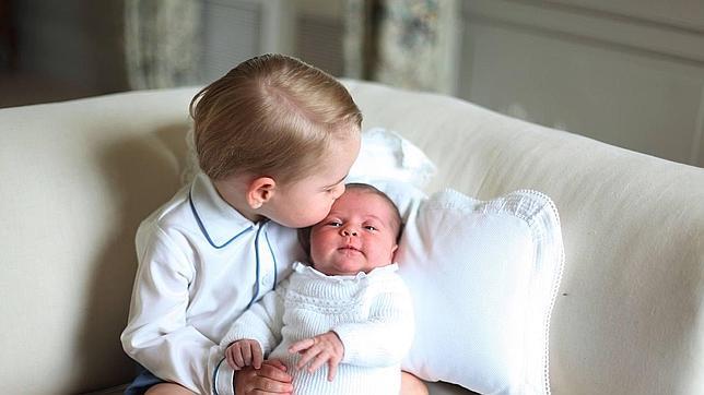 Carlota de Cambridge junto a su hermano mayor, el príncipe Jorge