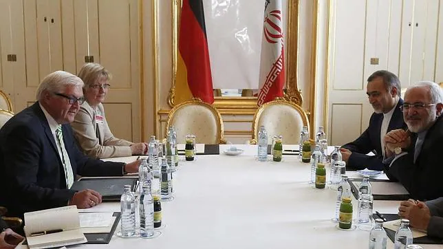 El ministro de Asuntos Exteriores alemán, Frank-Walter Steinmeier, junto a su homólogo iraní, Javad Zarif