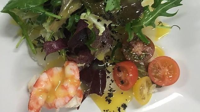 Ensalada con gambas preparada en el restaurante La Playa