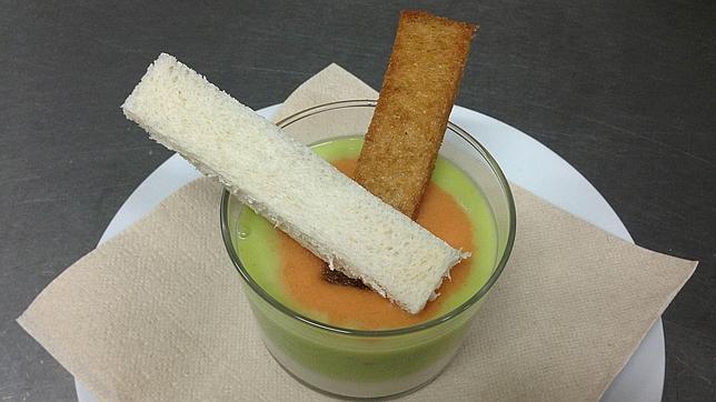 Gazpacho multicolor, servido en el bar La Villa, durante la Jornada de la Tapa