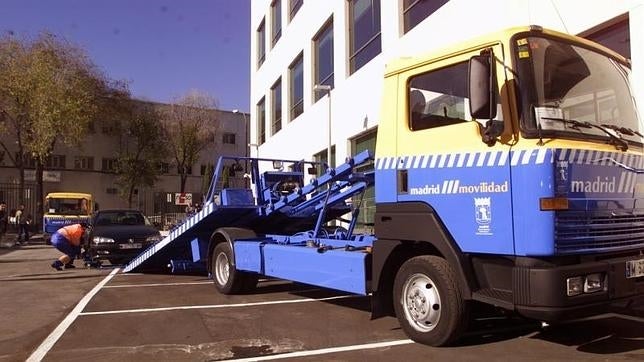 Las grúas del Ayuntamiento de Madrid se llevan un vehículo averiado