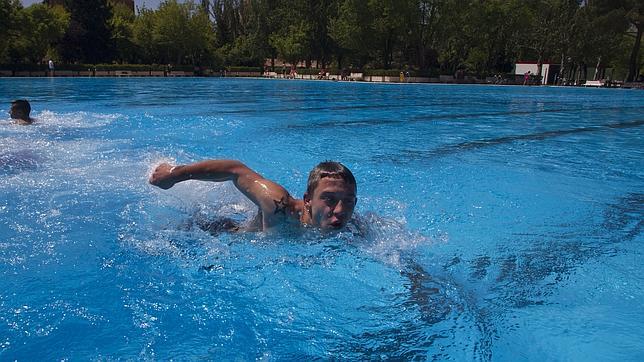 El sudor y la orina también es responsable de la irritación de ojos en las piscinas públicas