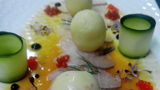 Ensalada de lomo de orza con vinagreta de curry rojo