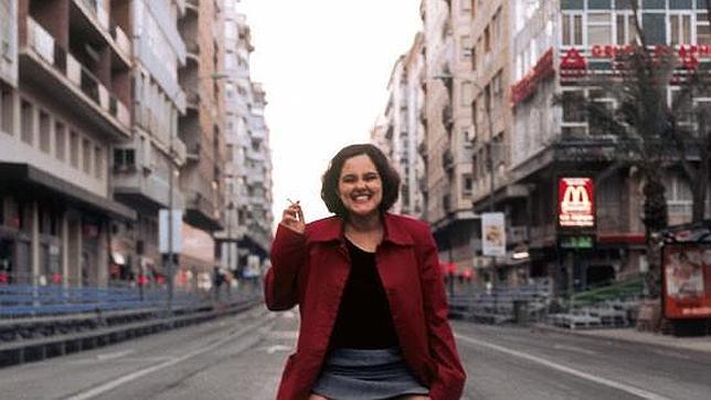 A esta imagen de la directora de comunicación del Ayuntamiento de Barcelona le hemos cortado la parte inferior, donde se la ve haciendo sus necesidades sobre el asfalto
