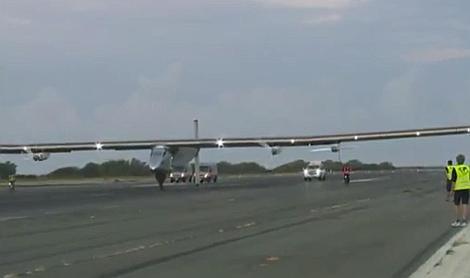 El aparato, en el momento del aterrizaje en Hawaii (solarimpulse.com)