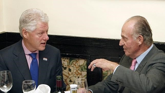 Bill Cliton y Don Juan Carlos disfrutando una comida