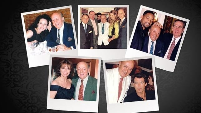 Lucio, dueño del restaurante, con las estrellas que han pasado por su local