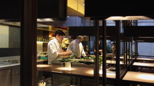 Xavier Pellicer en la cocina abierta de su nuevo restaurante