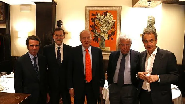 Don Juan Carlos, junto a Rajoy, González, Aznar y Zapatero, ayer en el restaurante Casa Lucio