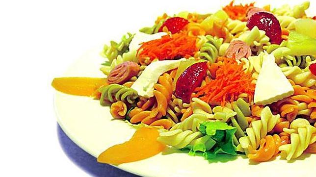 Ensalada de pasta con ingredientes naturales