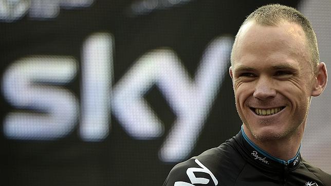 Chris Froome sonríe durante la presentación de los equipos en Utrecht