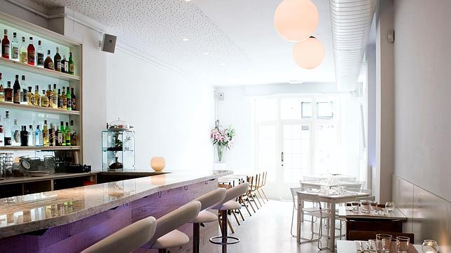 La decoración del espacio está muy bien cuidada y el ambiente cambia mucho de la noche al día