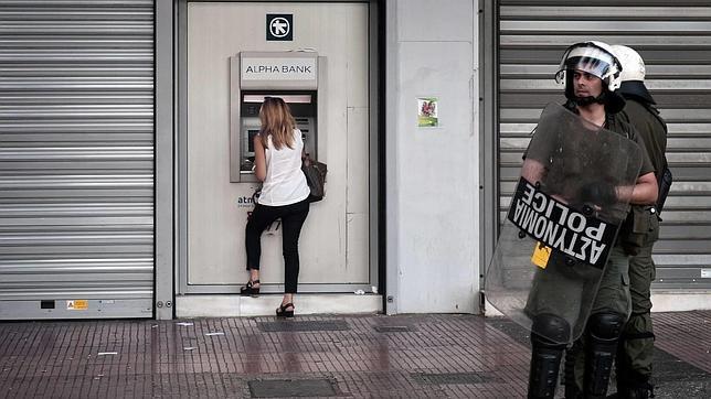 En Grecia, el «sí» al referéndum adelanta ligeramente al «no» pedido por Tsipras