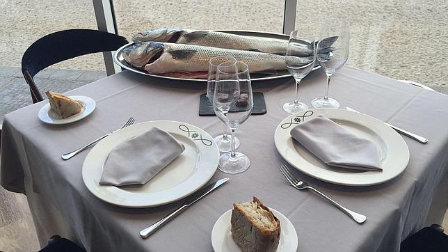El comedor tiene unas inmejorables vistas a la playa de Riazor