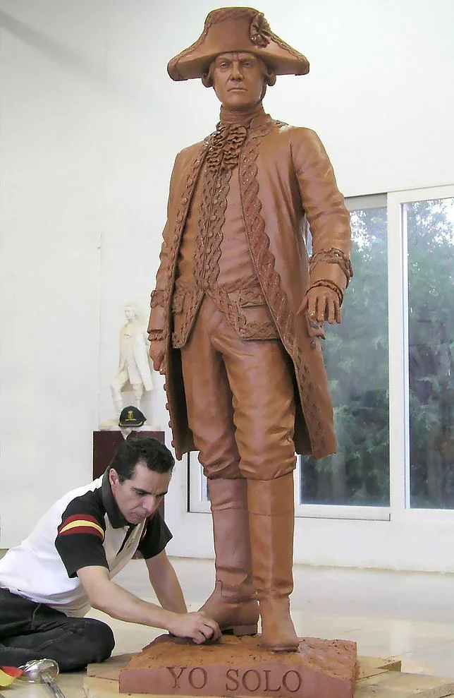 Salvador Amaya da los últimos retoques a la estatua de Bernardo de Gálvez