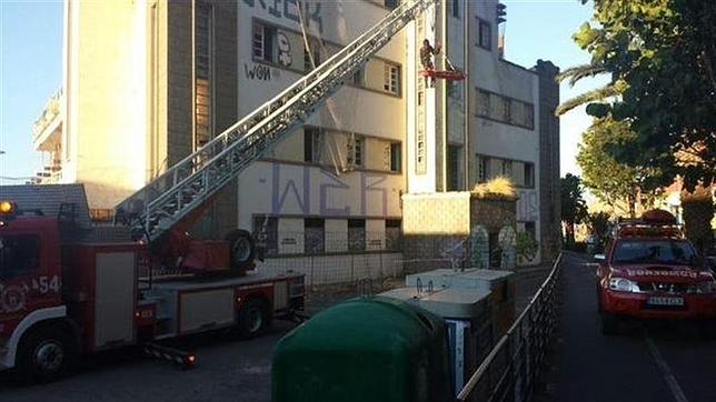 Tres heridos, uno grave, al derrumbarse un muro del antiguo balneario de Santa Cruz