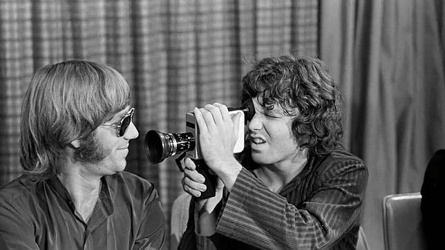 Jim Morrison grabando a Ray Manzarek