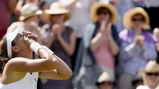 Muguruza sufre, pero sigue viva en Wimbledon