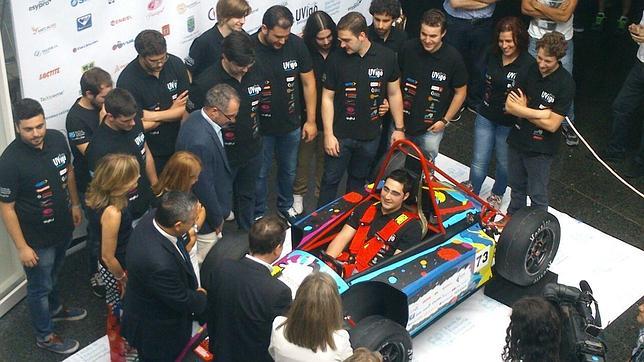 Los alumnos durante la presentación del monoplaza en Vigo