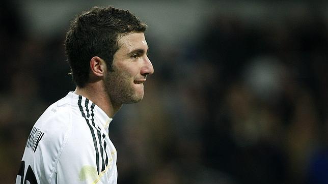 Gonzalo Higuaín se lamenta tras fallar un gol cantado ante el Lyon